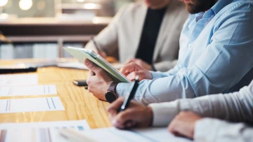 IATF 16949 vs ISO 9001 – czym się różnią i którą normę wybrać?